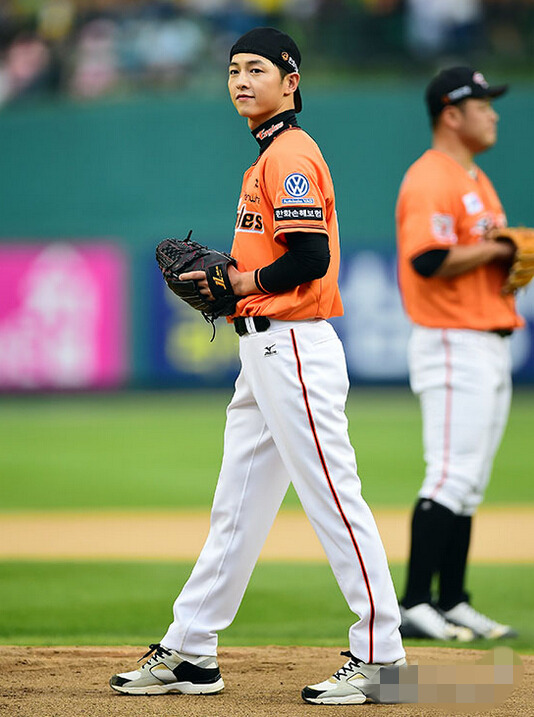 宋仲基为棒球比赛开球 获赞姿势专业【组图】