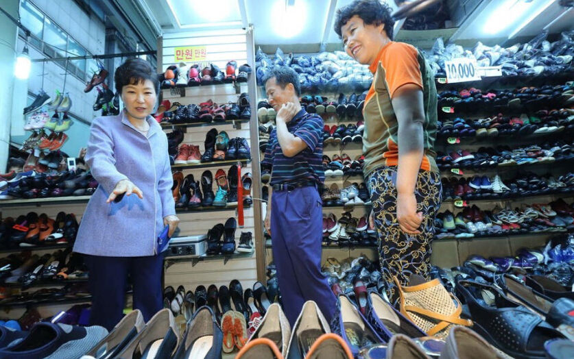 韩国总统朴槿惠在路边店买鞋