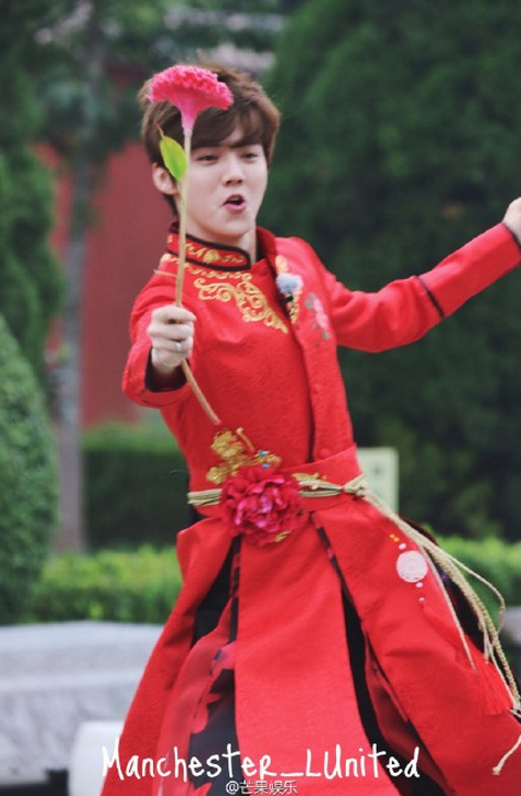 《跑男3》鹿晗变红衣美男子 中韩古装男神大盘点【组图】
