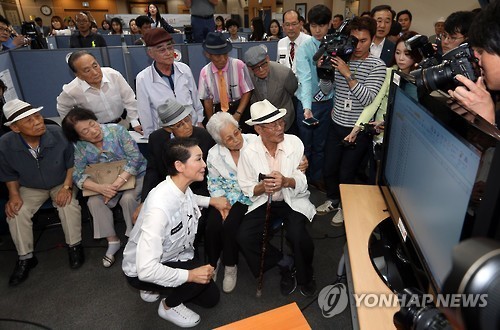 朝韩离散家属团聚活动韩方申请者关注抽签结果。（图片来源：韩联社）