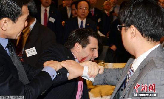 当地时间3月5日，美国驻韩国大使李柏特(Mark Lippert)在出席世宗文化会馆举行的活动途中，遭韩国激进左翼人士袭击受伤。图为事发现场。
