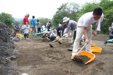 此前志愿者在挖掘受害者遗骸。
