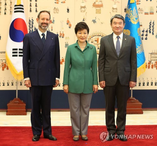 朴槿惠接受6位新任驻韩大使递交国书【组图】