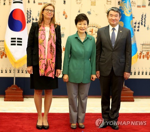 朴槿惠接受6位新任驻韩大使递交国书【组图】