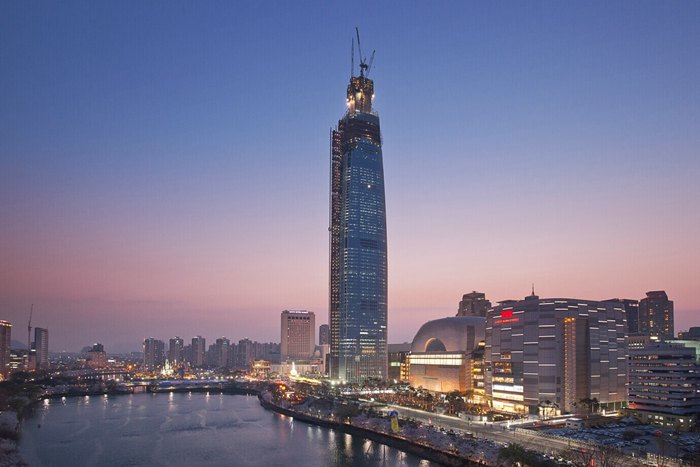 乐天世界大厦设计层数共为123层，总高度达555米。