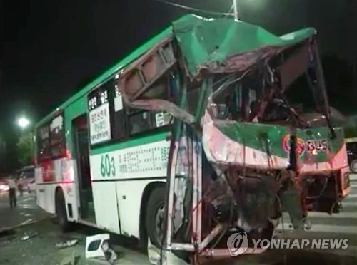 【事故现场】首尔两辆公交车追尾 事故造成两人死亡