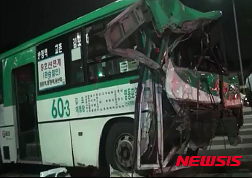 【事故现场】首尔两辆公交车追尾 事故造成两人死亡