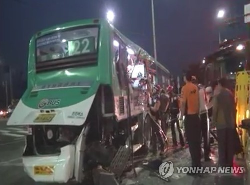 【事故现场】首尔两辆公交车追尾 事故造成两人死亡