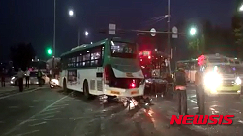 【事故现场】首尔两辆公交车追尾 事故造成两人死亡