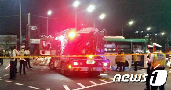 【事故现场】首尔两辆公交车追尾 事故造成两人死亡