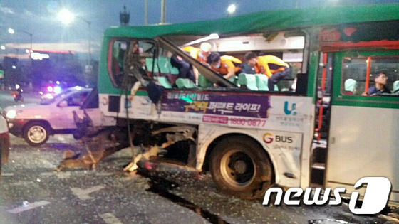 【事故现场】首尔两辆公交车追尾 事故造成两人死亡