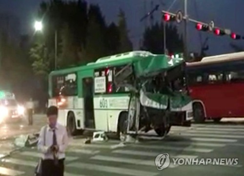 【事故现场】首尔两辆公交车追尾 事故造成两人死亡