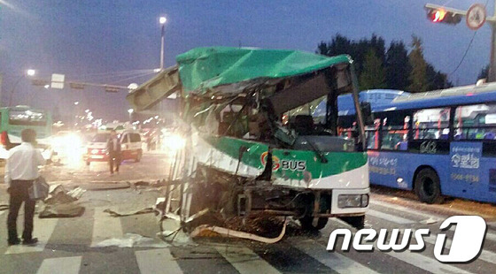 【事故现场】首尔两辆公交车追尾 事故造成两人死亡