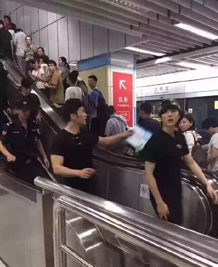  鹿晗李晨同现身地铁站引围观 《奔跑吧兄弟》第三季深圳录制【组图】