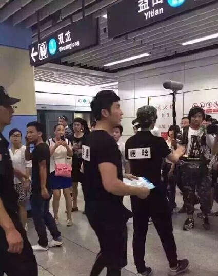  鹿晗李晨同现身地铁站引围观 《奔跑吧兄弟》第三季深圳录制【组图】