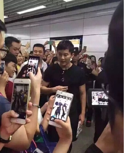  鹿晗李晨同现身地铁站引围观 《奔跑吧兄弟》第三季深圳录制【组图】