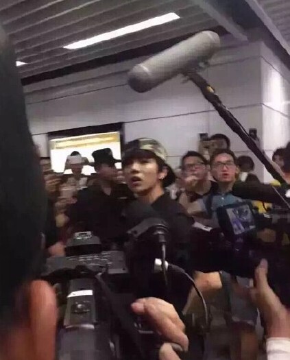  鹿晗李晨同现身地铁站引围观 《奔跑吧兄弟》第三季深圳录制【组图】
