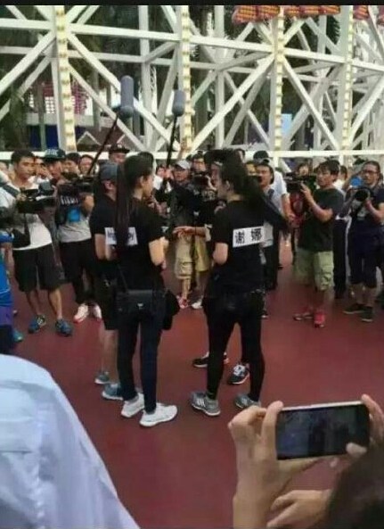  鹿晗李晨同现身地铁站引围观 《奔跑吧兄弟》第三季深圳录制【组图】