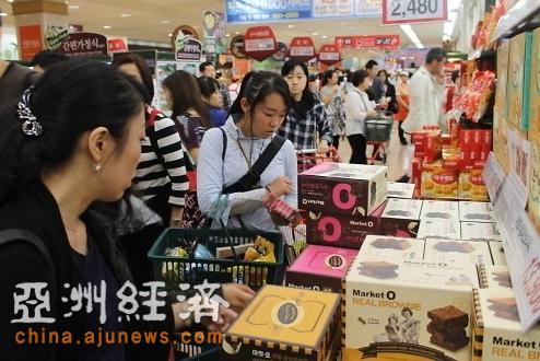 中国游客赴韩逛超市 狂扫饼干和紫菜 