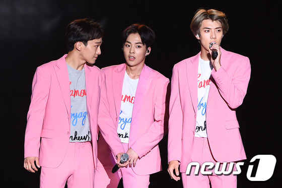 EXO、Super Junior、Red Velvet齐聚韩流演唱会 精彩表演火爆全场【组图】