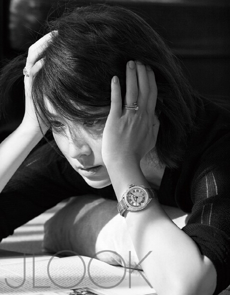 李英爱携双胞胎子女拍画报 母爱尽显展温柔本色【组图】
