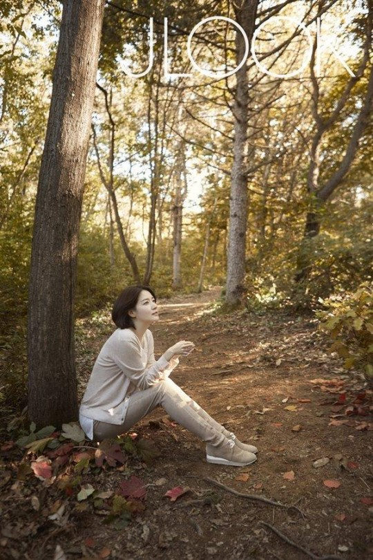 李英爱携双胞胎子女拍画报 母爱尽显展温柔本色【组图】
