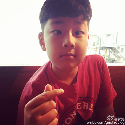 权志龙鹿晗朴有天李易峰TFboys 中韩明星比手指爱心表达爱意（组图）
