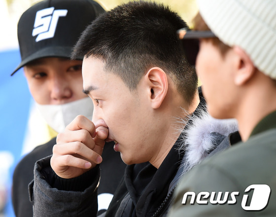 super junior银赫入伍挥泪告别粉丝 利特强仁相送 【组图】