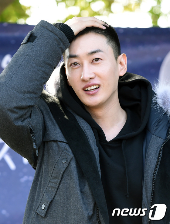 super junior银赫入伍挥泪告别粉丝 利特强仁相送 【组图】