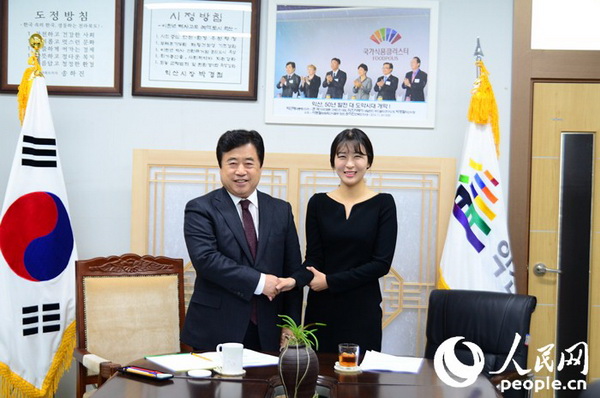 韩国益山市市长朴庆徹（左）接受人民网专访。