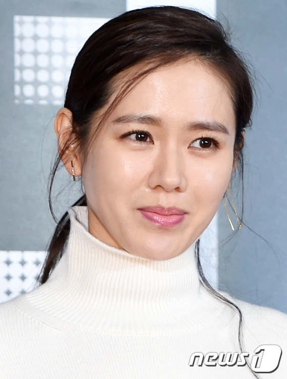 少女时代孙艺珍孙娜恩同场比美 允儿穿皮衣戴灰帽显俏皮可爱【组图】