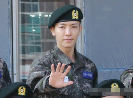 super junior东海入伍后军装照首曝光 五官显清秀（图）