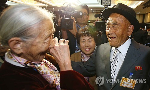 第20次韩朝离散家属团聚活动的第一轮团聚20日在朝鲜金刚山离散家属会面所启动。韩方一位奶奶与朝方的丈夫相聚。