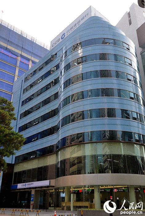 中国建设银行首尔分行今年十月入驻明洞商业区，成为了第一家在韩国当地置业的外资银行。 夏雪 摄