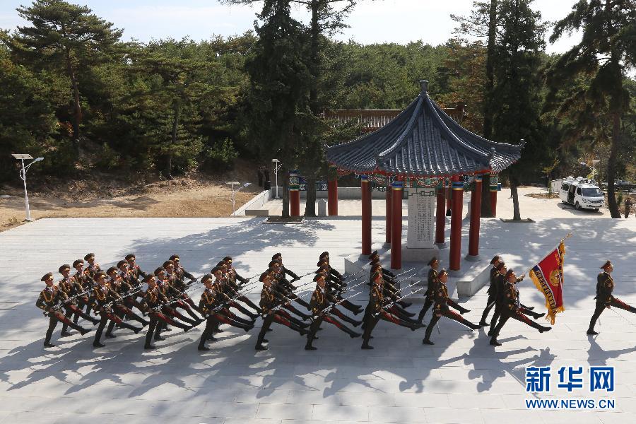 10月25日，在朝鲜开城，朝鲜三军仪仗队在开城烈士陵园举行分列式。 新华社记者郭一娜摄