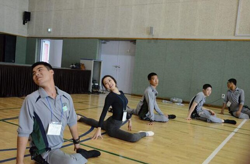 韩国女博士教士兵学跳芭蕾，帮其减轻心理压力。（网页截图）