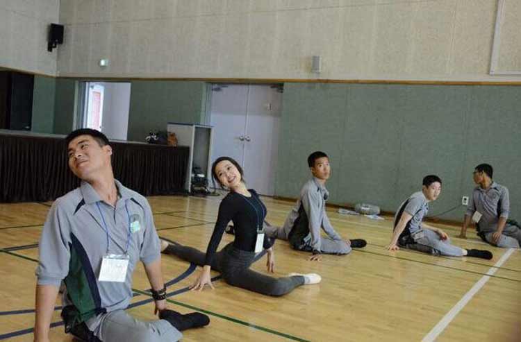 韩国女博士教士兵学跳芭蕾 助减心理压力(组图) 