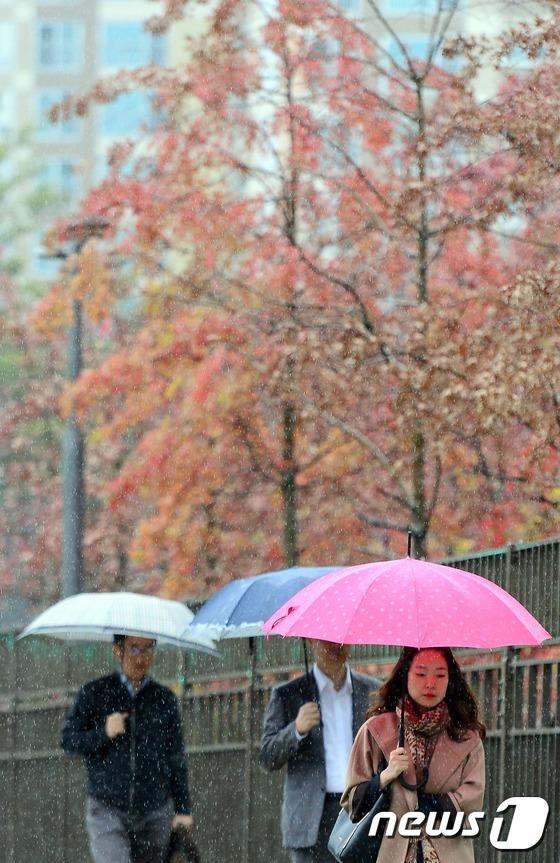 韩国气象厅发布消息称,这场秋雨过后预计气温将降至更低,提醒民众做好