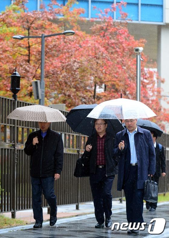 韩国首尔地区迎来秋雨 枫叶美景秋意更浓【组图】