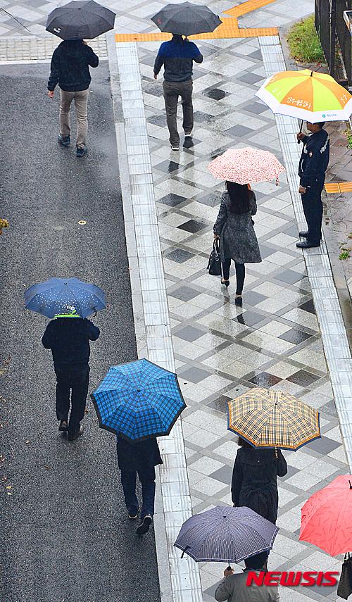 韩国首尔地区迎来秋雨 枫叶美景秋意更浓【组图】