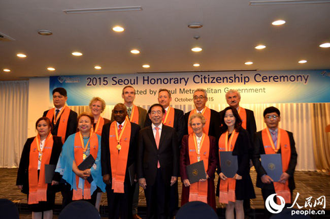 首尔市市长朴元淳与17位荣誉市民合影留念。夏雪 摄