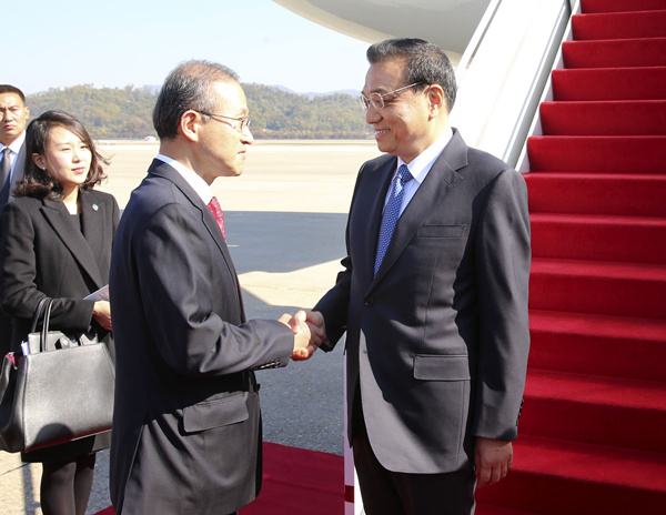李克强抵达首尔开始对韩国进行正式访问