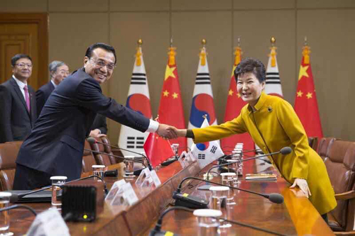 国务院总理李克强在首尔青瓦台同韩国总统朴槿惠举行会谈。央视 周建国 摄