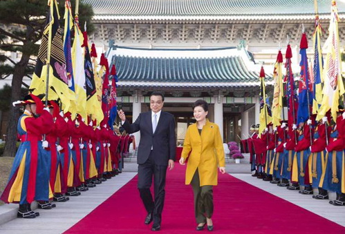 31日下午，韩国总统朴槿惠在总统府青瓦台举行仪式欢迎来访的李克强总理。