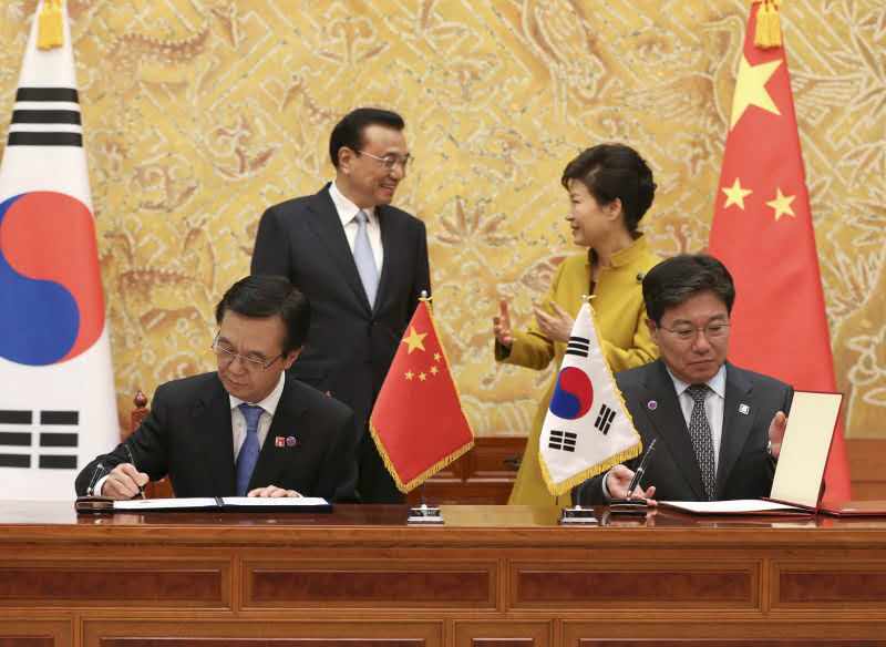 李克强与朴槿惠共同见证中韩17个合作文件签署
