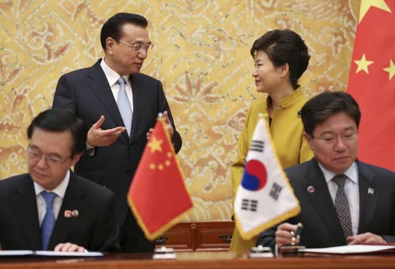 李克强与朴槿惠共同见证中韩17个合作文件签署