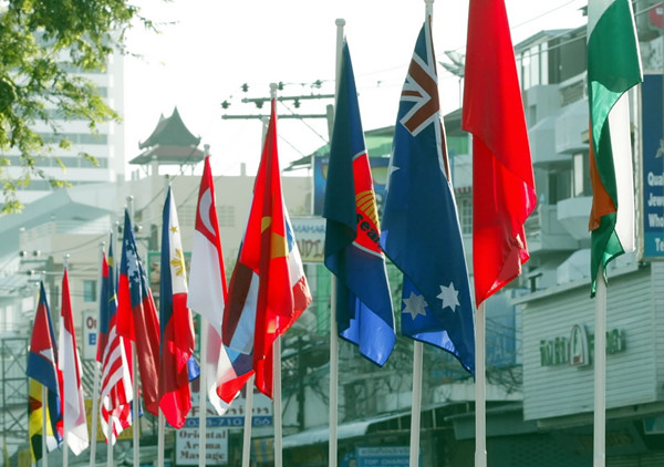 2009年4月9日，泰国帕塔亚街头悬挂着东盟与对话国系列峰会与会国的国旗。 新华社记者张凤国摄