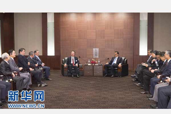 当地时间11月1日上午，国务院总理李克强在首尔下榻饭店会见韩国主要企业负责人。 新华社记者 黄敬文 摄