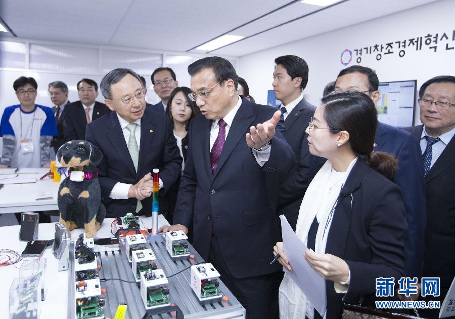当地时间11月2日上午，正在韩国访问的国务院总理李克强参观京畿道创造经济革新中心。这是李克强参观物联网技术实验室。 新华社记者 黄敬文摄 