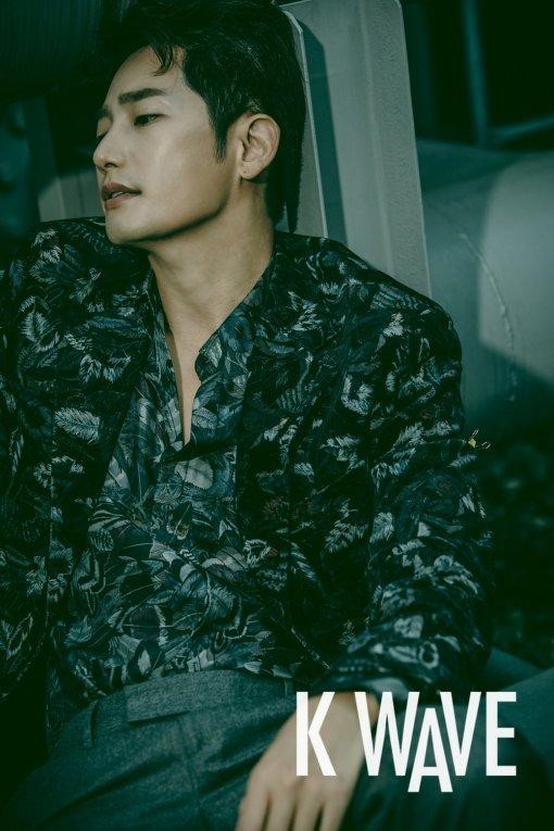 朴施厚登杂志封面 西装写真展型男魅力【组图】